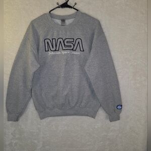 Gildan NASA Johnson Space Center Gray Embroidered Crewneck Sweatshirt Mens Sz M